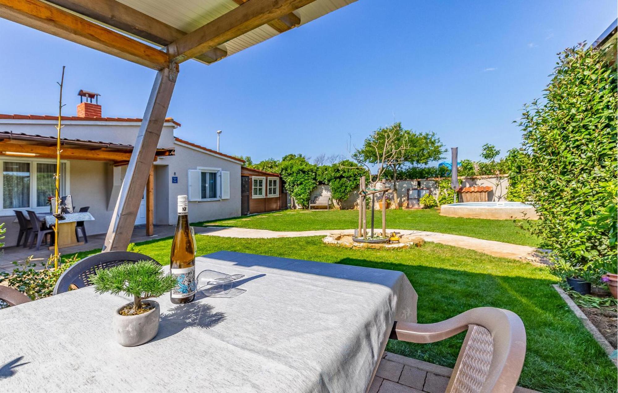 Beautiful Home In Skatari With Kitchen Pula Exterior photo
